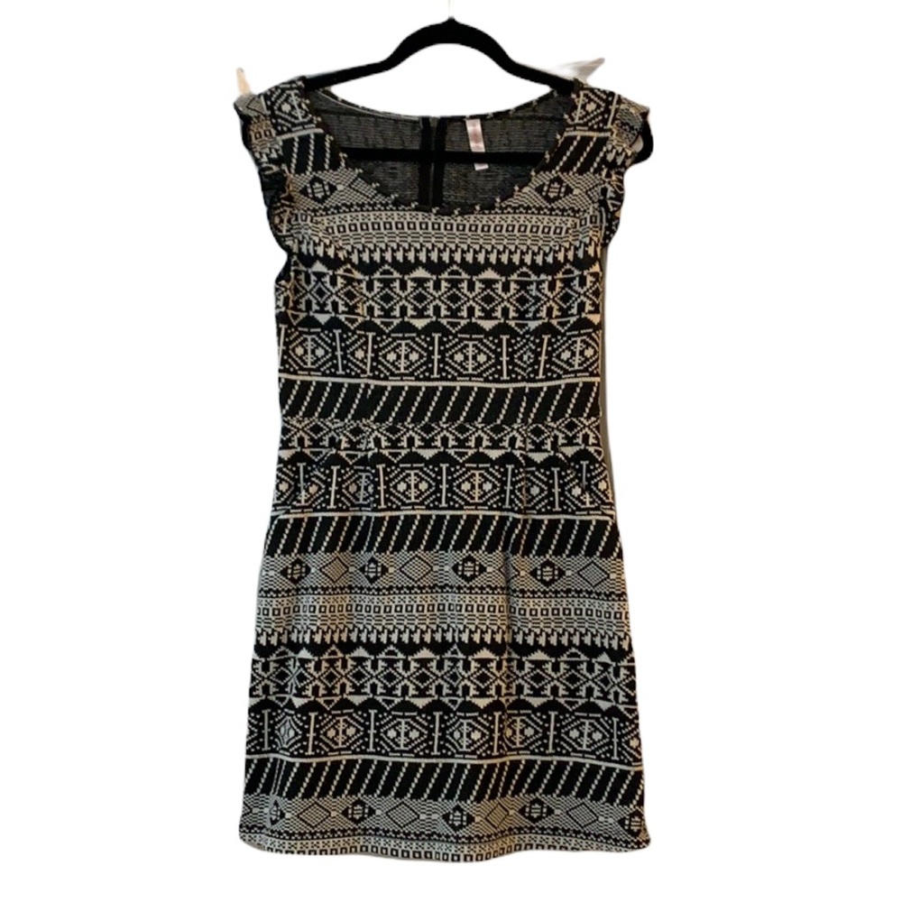 [Xhilaration] Geometric print black and white dress with pockets